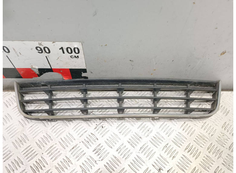 Заглушка (решетка) в бампер передний к Volkswagen Passat, 2006г.