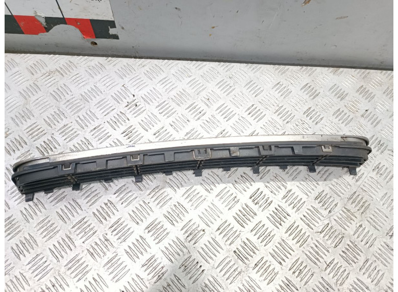 Заглушка (решетка) в бампер передний к Volkswagen Passat, 2006г.