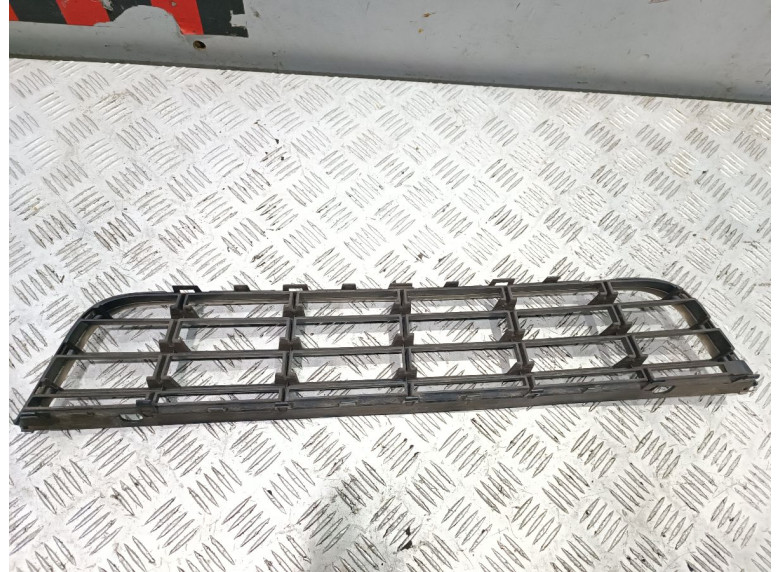 Заглушка (решетка) в бампер передний к Volkswagen Passat, 2006г.
