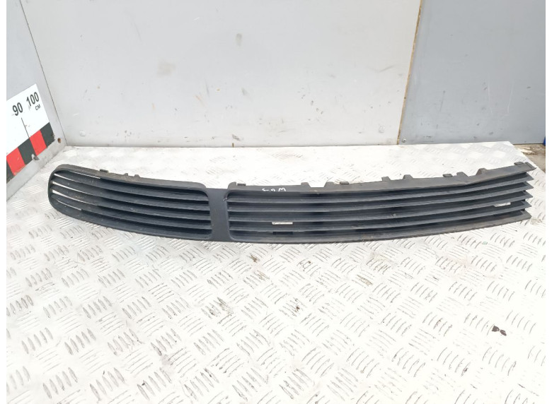 Заглушка (решетка) в бампер передний к Volkswagen Passat, 1998г.