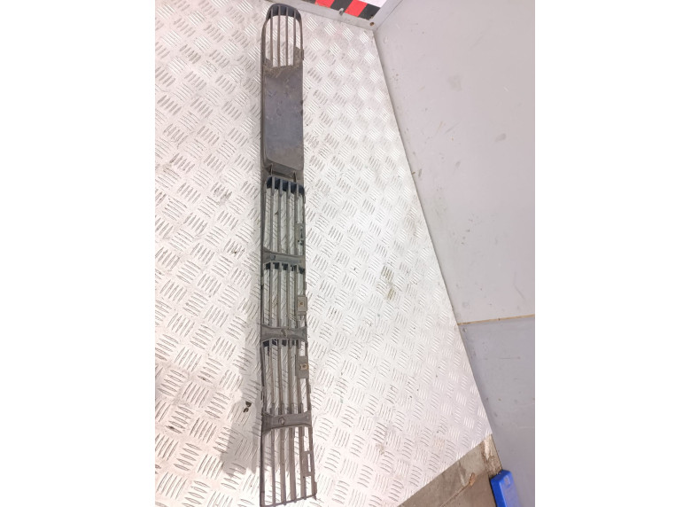 Заглушка (решетка) в бампер передний к Volkswagen Passat, 1998г.