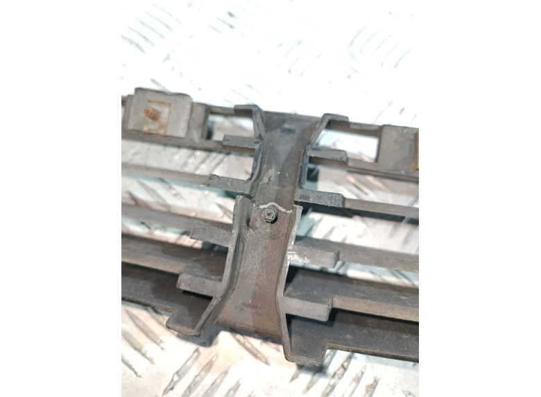 Заглушка (решетка) в бампер передний к Volkswagen Passat, 1998г.