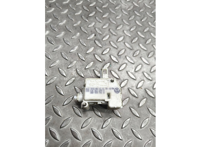 Активатор замка багажника к Volkswagen Golf, 1999г.