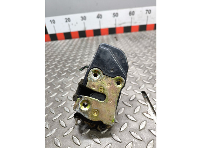 Замок двери передней правой к Chrysler 300C