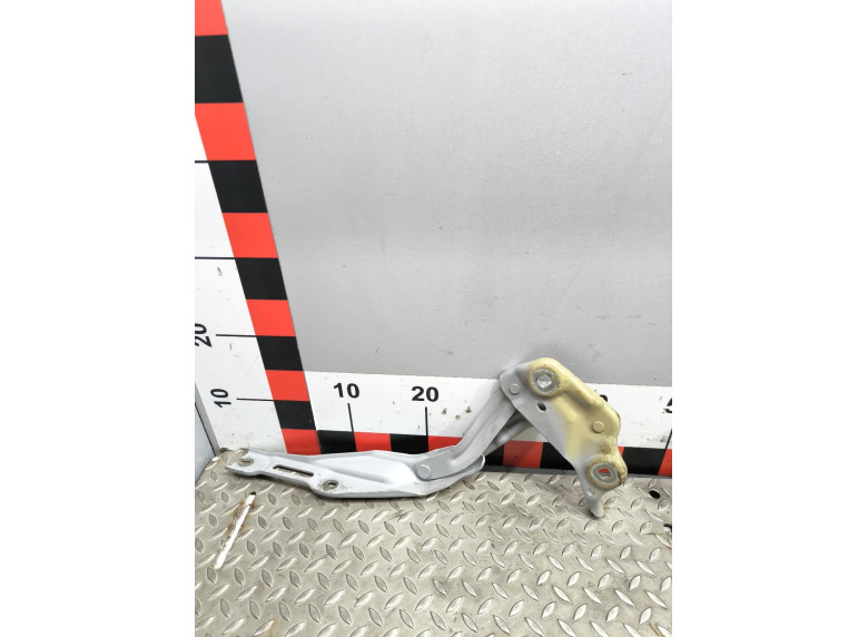 Петля капота левая к Skoda Scala