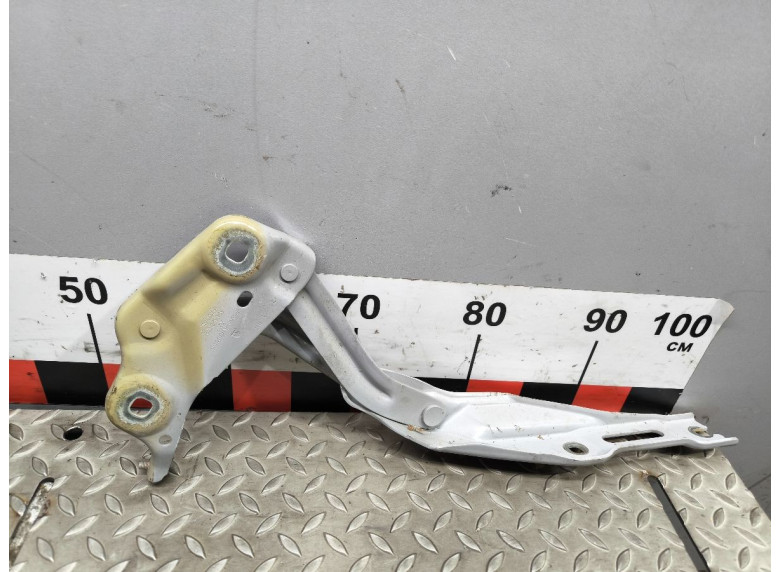 Петля капота правая к Skoda Scala