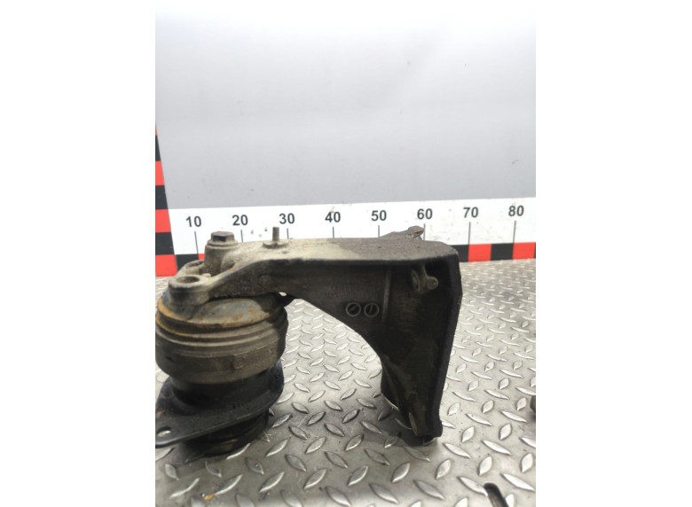 Кронштейн двигателя к Volkswagen Passat, 1995г.