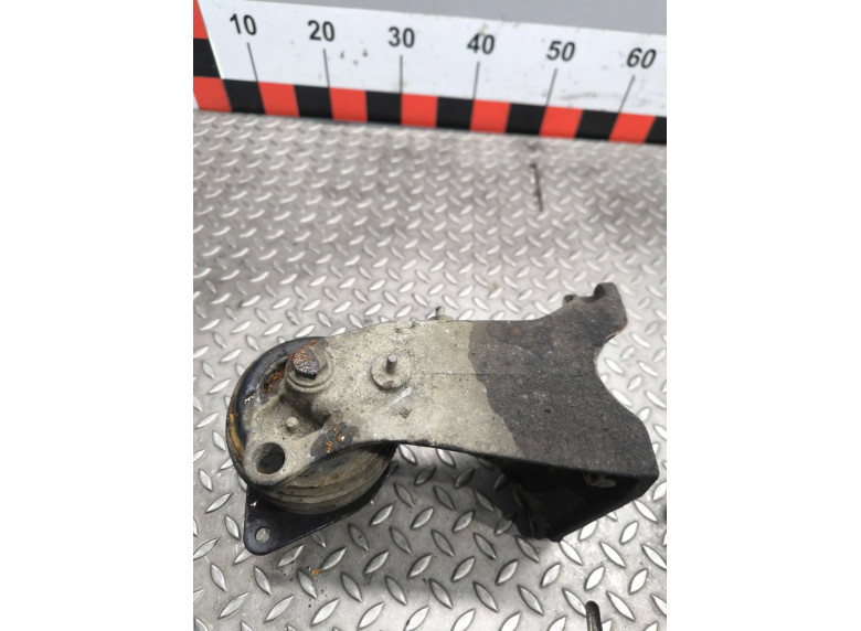 Кронштейн двигателя к Volkswagen Passat, 1995г.