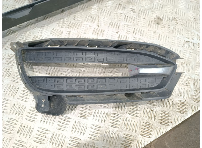 Заглушка (решетка) в бампер передний к Geely Emgrand 7