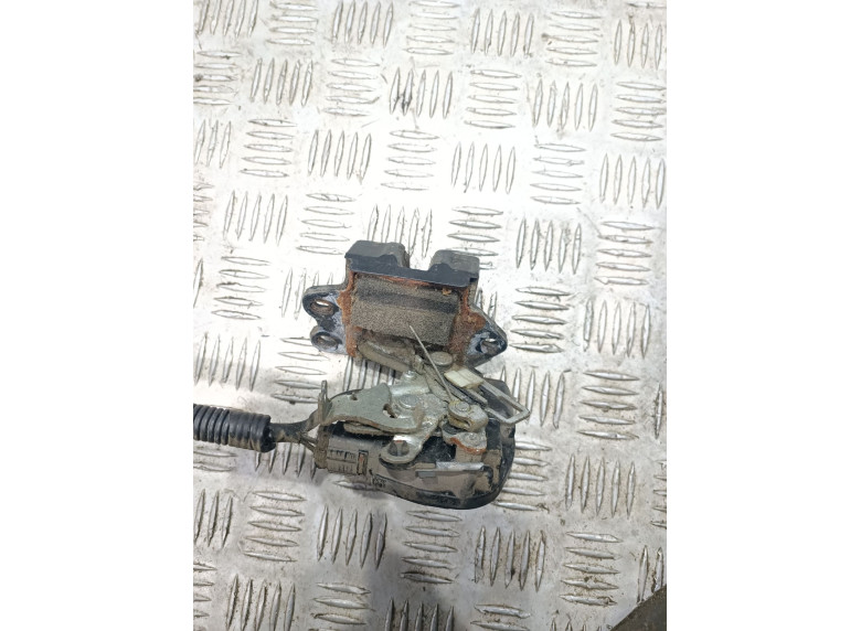 Замок багажника к Toyota Corolla, 2005г.
