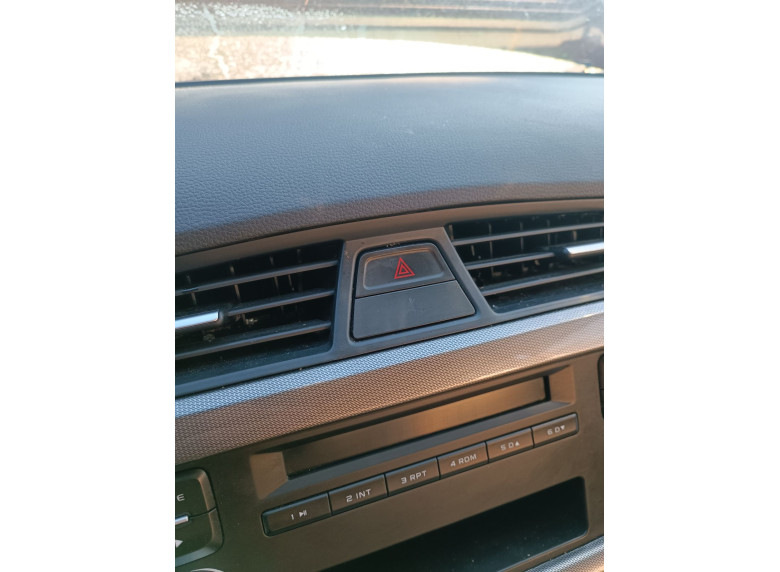 Кнопка аварийной сигнализации к Geely Emgrand 7