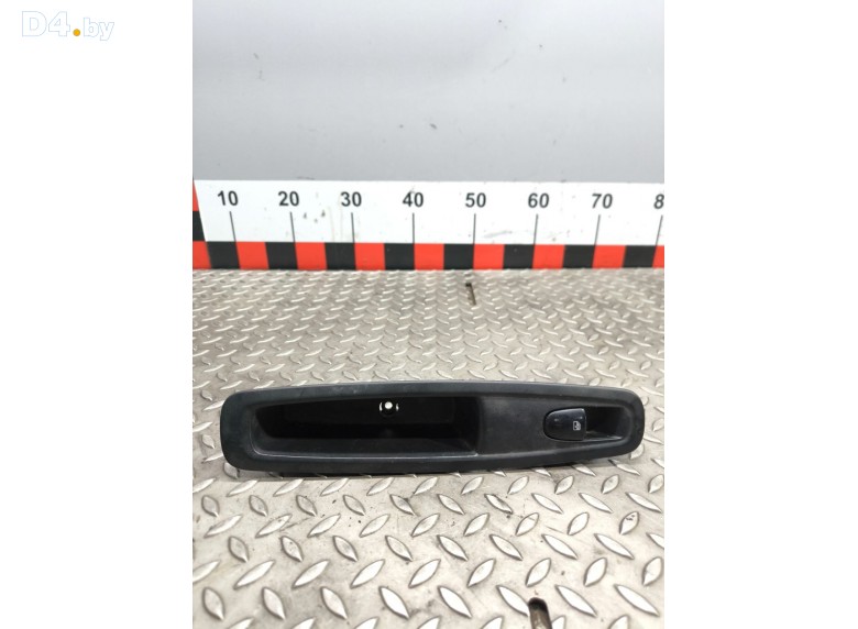 Кнопка стеклоподъемника заднего левого к Renault Kadjar undefined г.