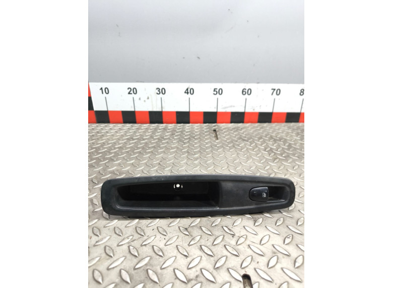 Кнопка стеклоподъемника заднего левого к Renault Kadjar, 2015г.