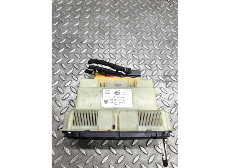 Блок управления печки/климат-контроля к Volkswagen Passat, 1998г.