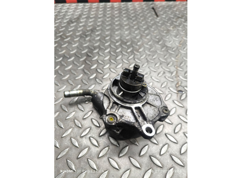 Насос вакуумный к Mercedes C W203, 2002г.