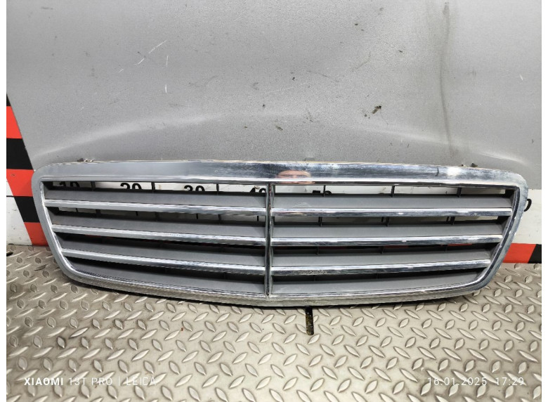 Решетка радиатора к Mercedes C W203, 2006г.