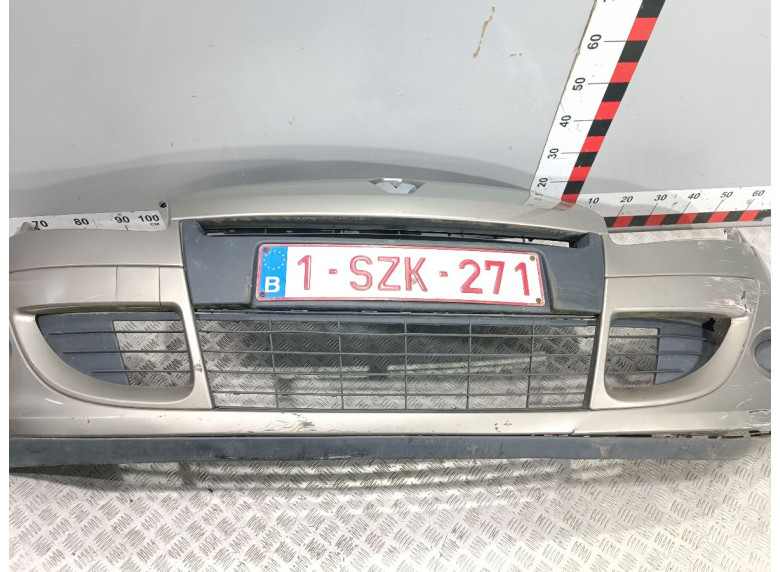 Заглушка (решетка) в бампер передний к Renault Scenic, 2010г.