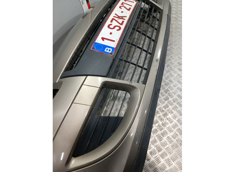Заглушка (решетка) в бампер передний к Renault Scenic, 2010г.