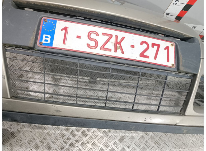 Заглушка (решетка) в бампер передний к Renault Scenic, 2010г.
