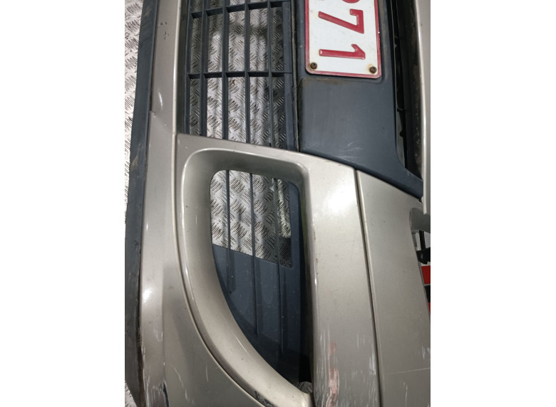 Заглушка (решетка) в бампер передний к Renault Scenic, 2010г.