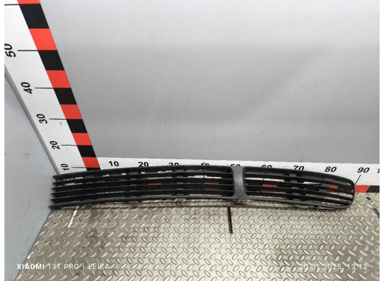 Заглушка (решетка) в бампер передний к Volkswagen Passat, 1999г.