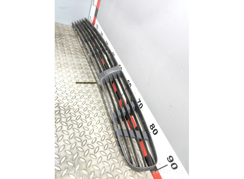 Заглушка (решетка) в бампер передний к Volkswagen Passat, 1999г.