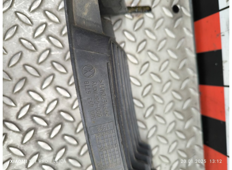 Заглушка (решетка) в бампер передний к Volkswagen Passat, 1999г.