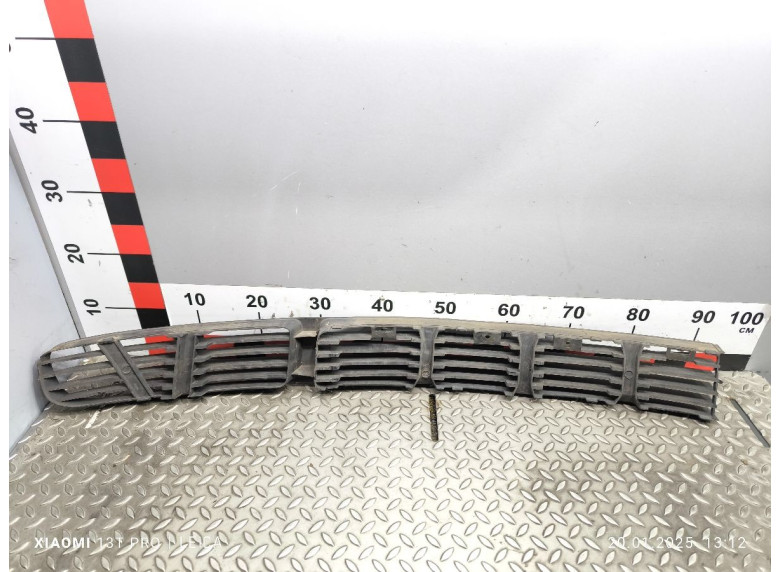 Заглушка (решетка) в бампер передний к Volkswagen Passat, 1999г.