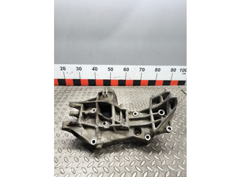 Кронштейн генератора к Volkswagen Passat, 1998г.