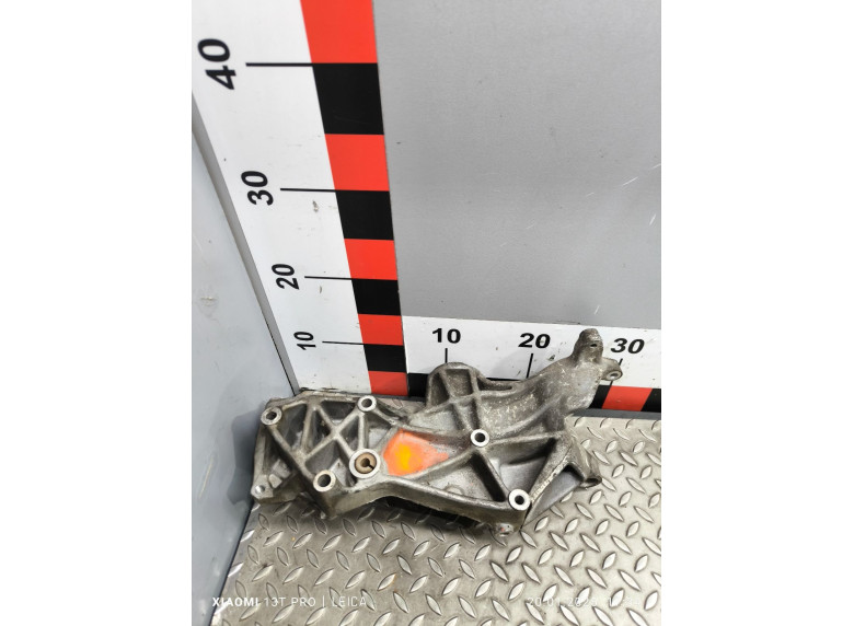 Кронштейн генератора к Volkswagen Passat, 1998г.