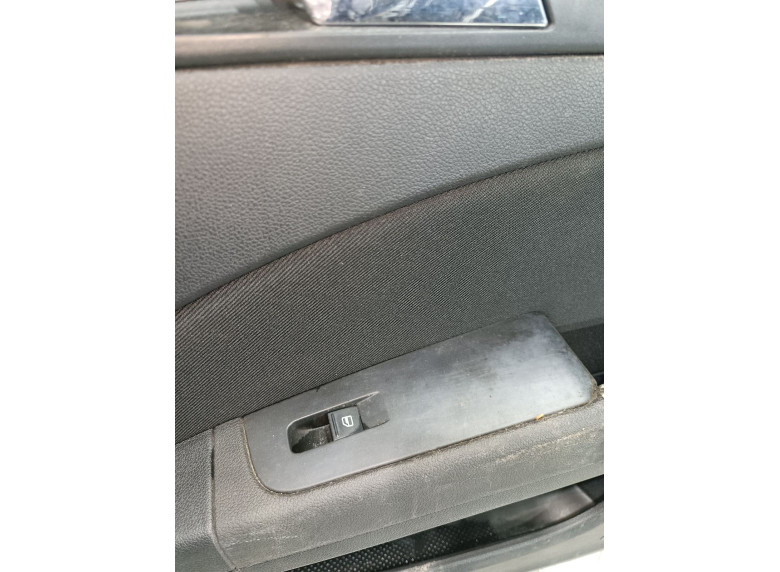 Кнопка стеклоподъемника переднего правого к Skoda Superb