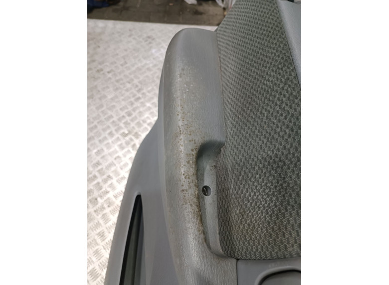 Обшивка двери передней левой (дверная карта) к Chrysler Voyager, 2004г.