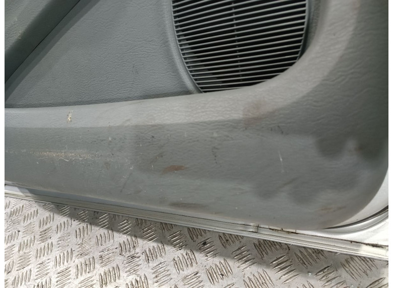 Обшивка двери передней левой (дверная карта) к Chrysler Voyager, 2004г.