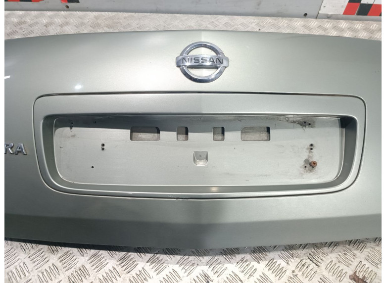 Накладка подсветки номера к Nissan Primera, 2004г.