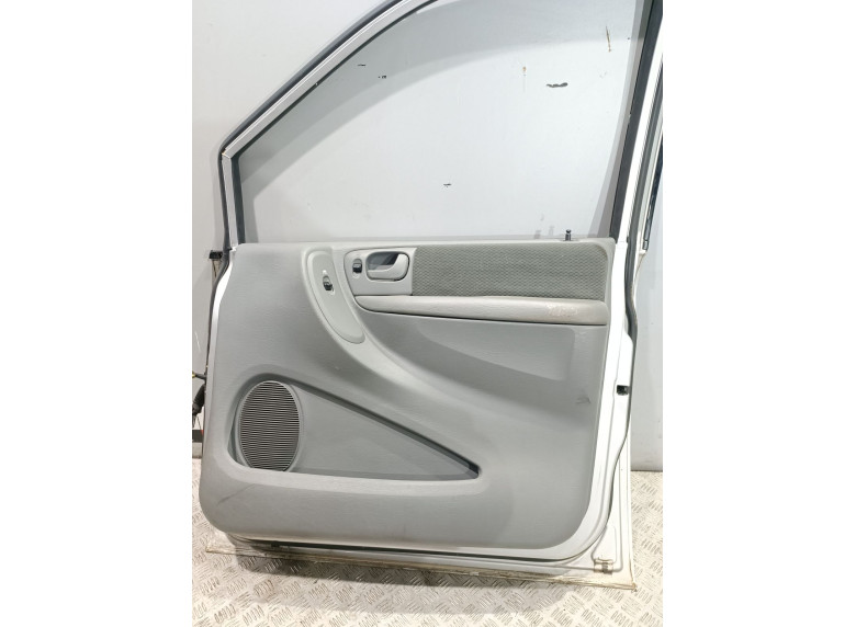 Обшивка двери передней правой (дверная карта) к Chrysler Voyager, 2004г.