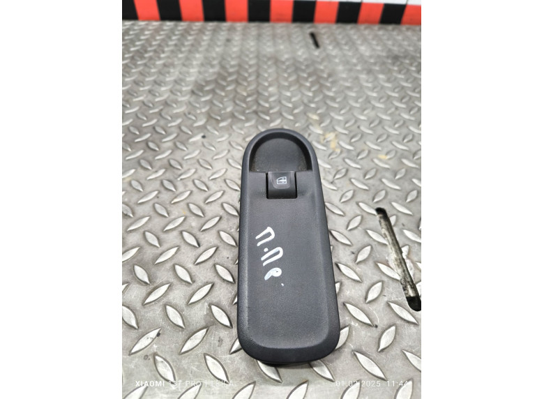 Кнопка стеклоподъемника переднего правого к Renault Duster, 2017г.