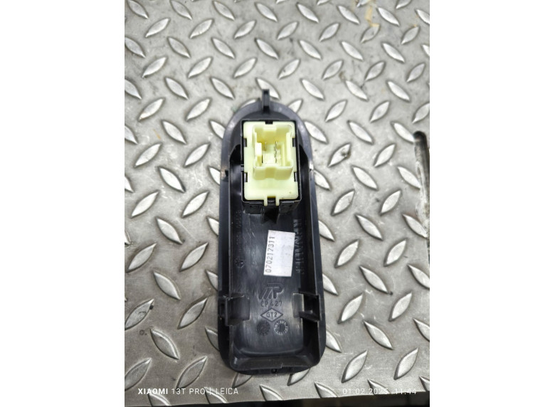 Кнопка стеклоподъемника переднего правого к Renault Duster, 2017г.
