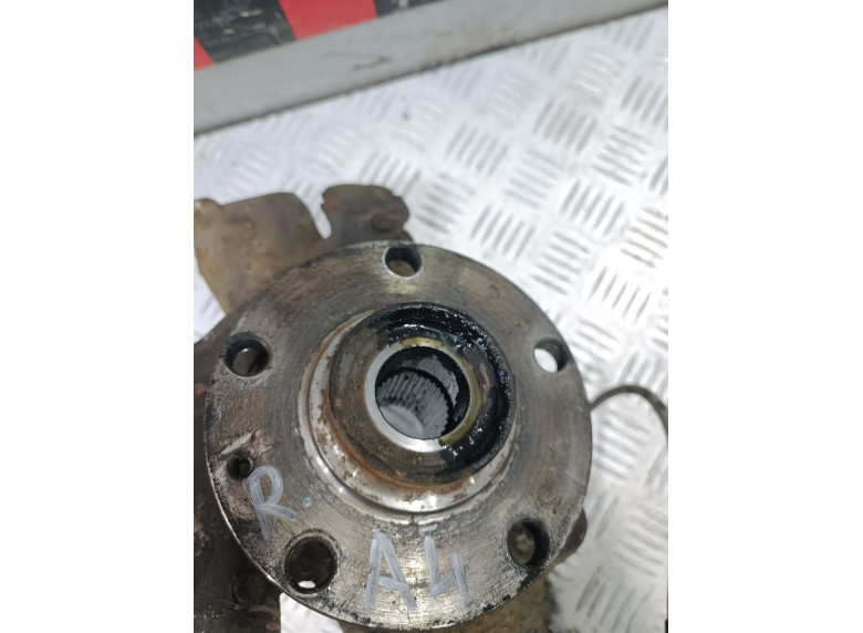 Кулак поворотный правый к Audi A4, 1998г.