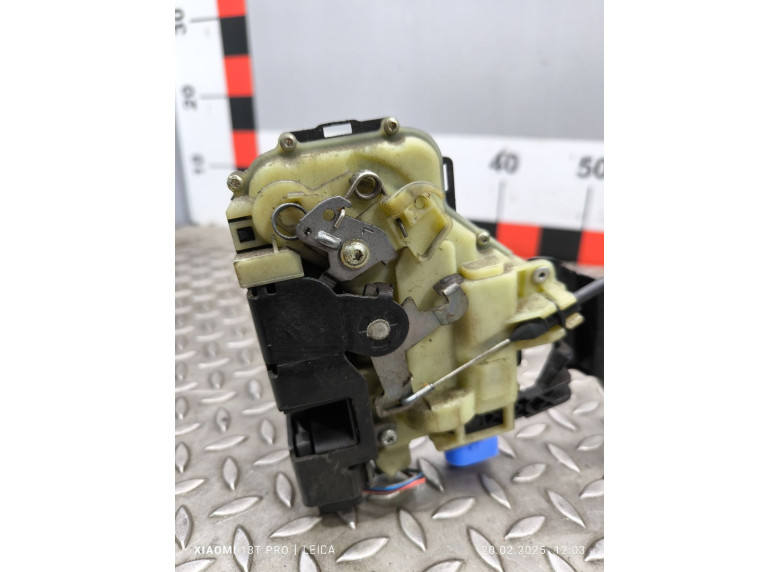 Замок двери передней левой к Volkswagen Transporter, 2012г.