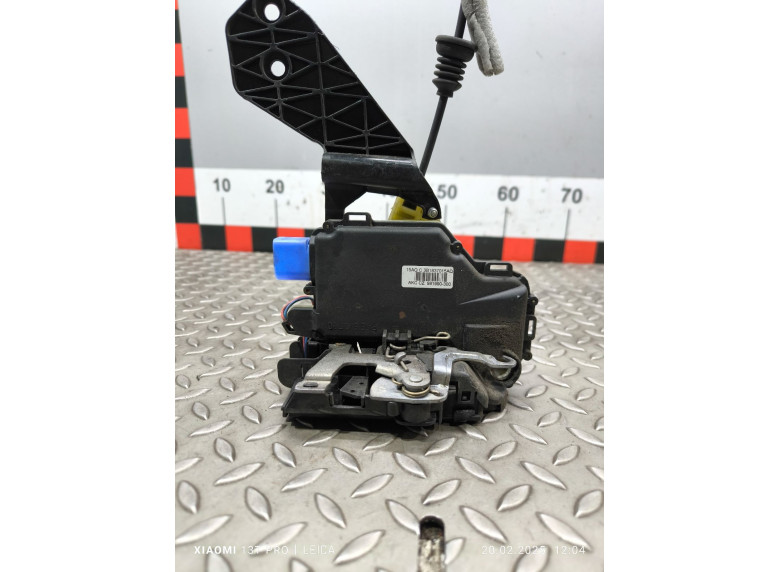 Замок двери передней левой к Volkswagen Transporter, 2012г.