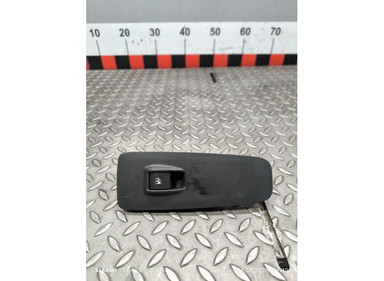 Кнопка стеклоподъемника переднего правого к Peugeot Boxer