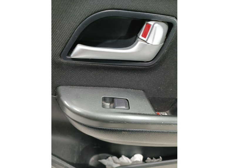 Кнопка стеклоподъемника переднего правого к Kia Rio