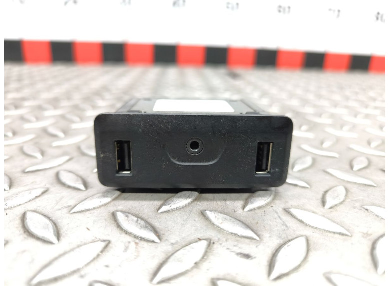 Разъем AUX / USB к Renault Kadjar, 2015г.