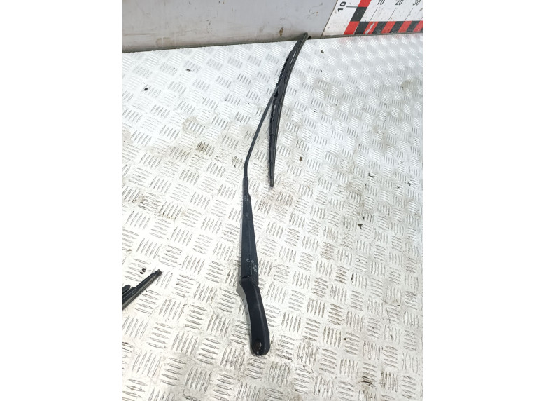 Щеткодержатель (поводок стеклоочистителя, дворник) к Volkswagen Transporter, 2010г.