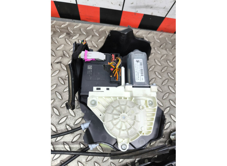 Стеклоподъемник электрический передний левый к Seat Leon, 2010г.
