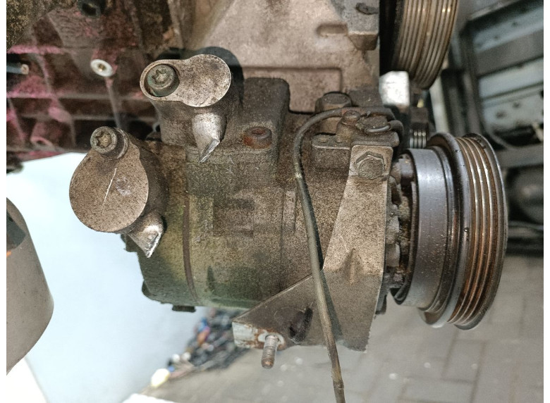 Компрессор кондиционера к Audi A4, 2000г.