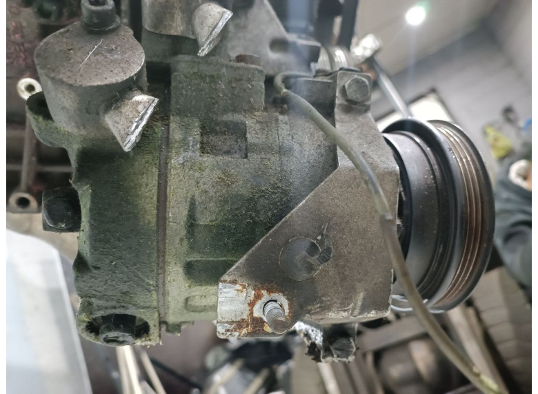 Компрессор кондиционера к Audi A4, 2000г.