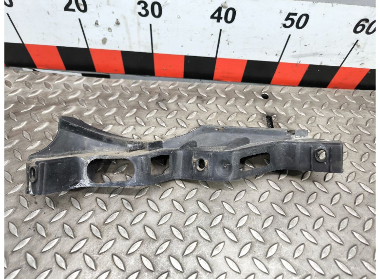 Кронштейн крепления бампера переднего к Volkswagen Passat, 2006г.