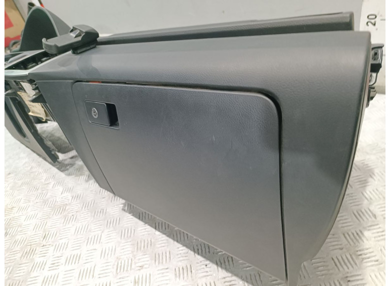 Панель передняя салона (торпедо) к Volkswagen Passat, 2008г.