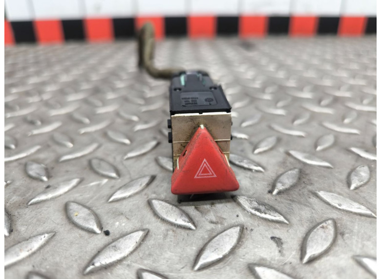 Кнопка аварийной сигнализации к Volkswagen Passat, 2007г.